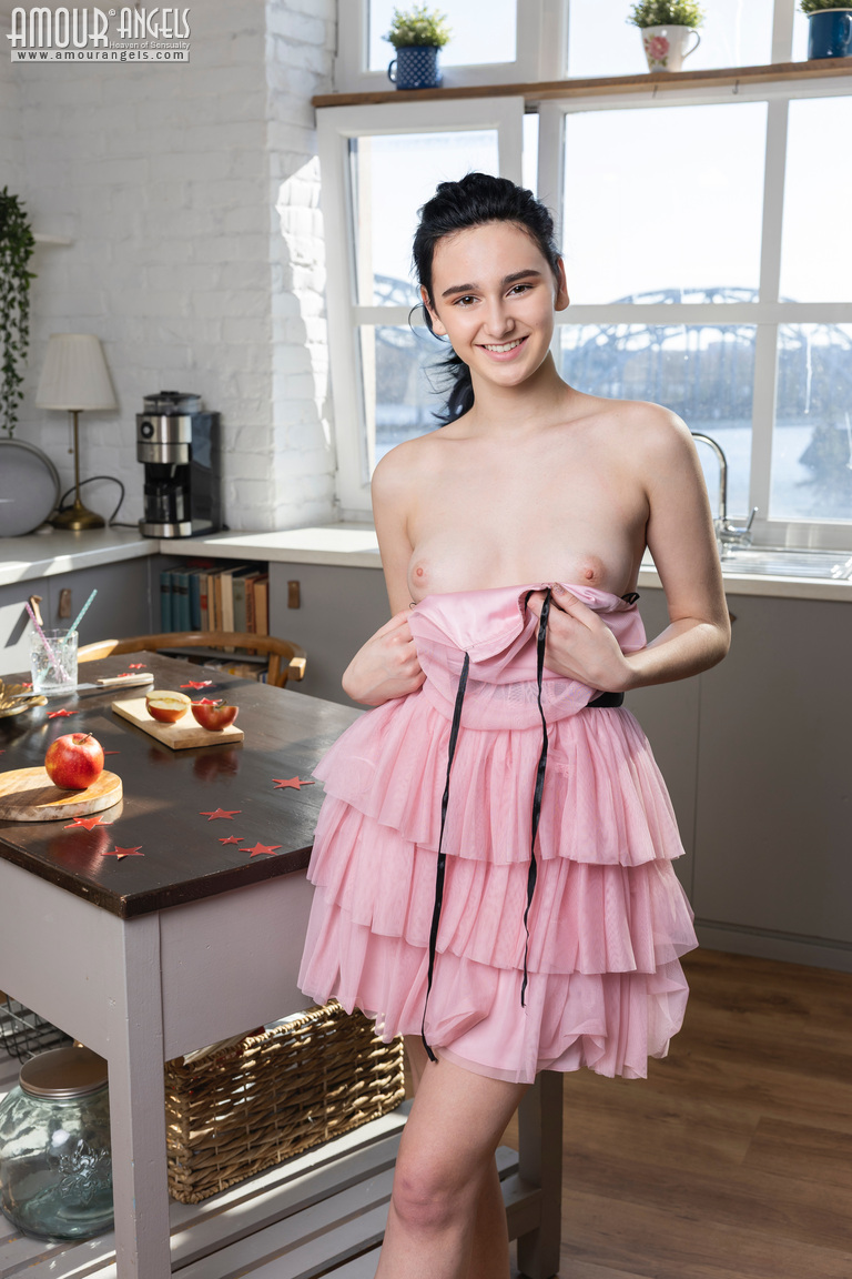 Gorgeous Amateur Teen Strip Teasing Watch Charlotte – 3