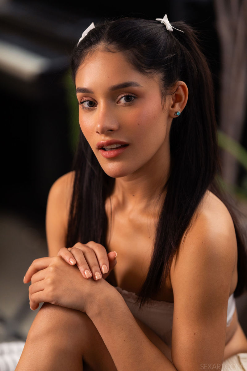 Perfect Teen Girl Strips Watch Carolina Guerrero – 3