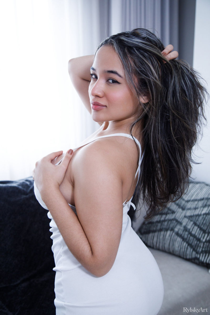 Latina Babe With Big Naturals Undressing Watch Valery Kora – 3