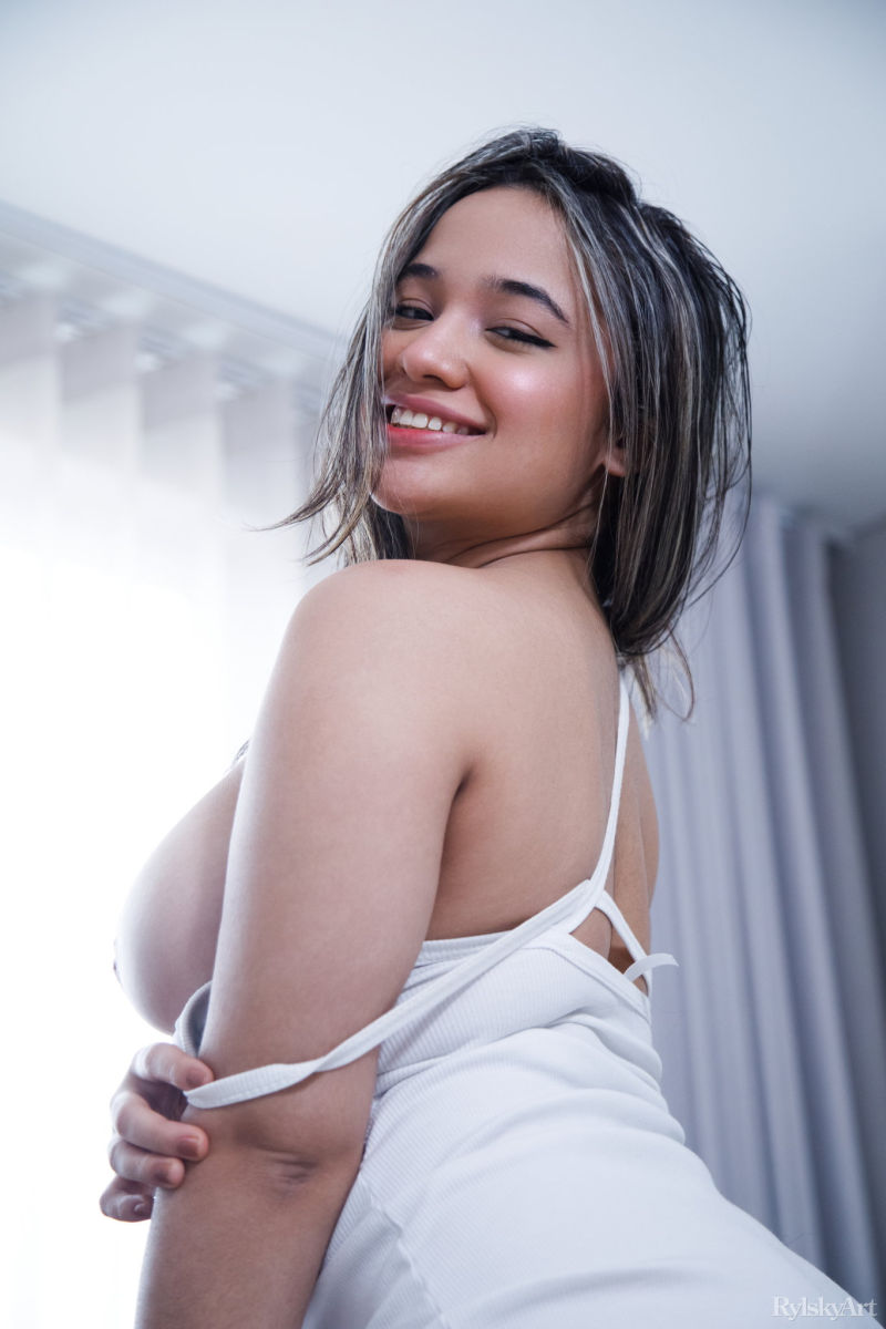 Latina Babe With Big Naturals Undressing Watch Valery Kora – 5